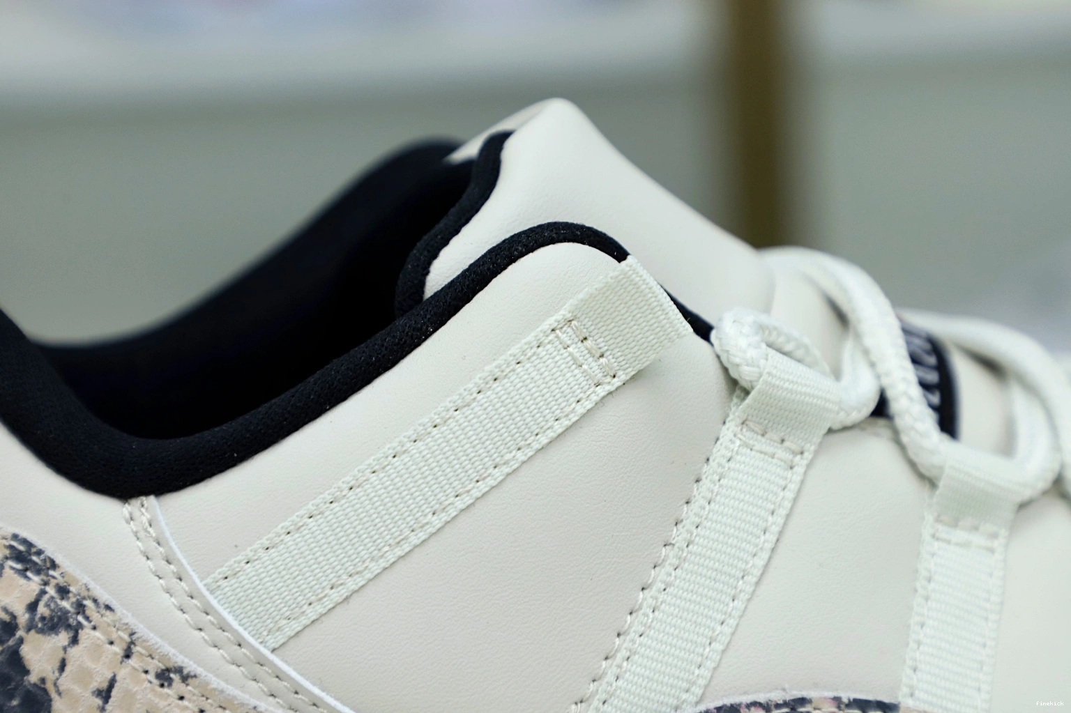 LOW AIR 11 LIGHT BONE SNAKESKIN JORDAN 0925